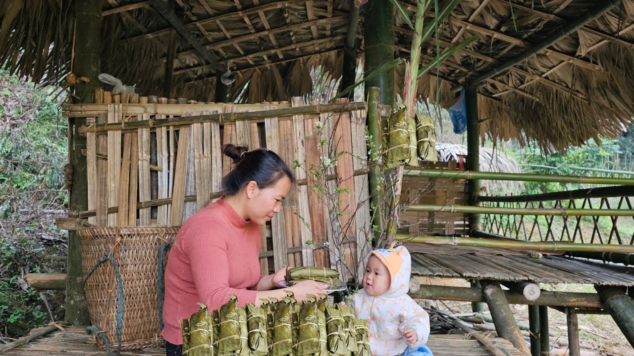 Single mother went to the forest to pick seaweed leaves to sell. Make ...