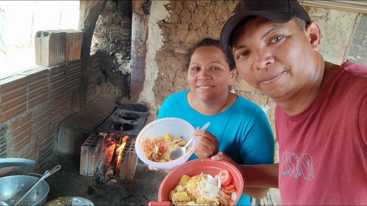 O ALMOÇO DE HOJE FOI VACA ATOLADA NO FOGÃO A LENHA NA CASA DE TAIPA