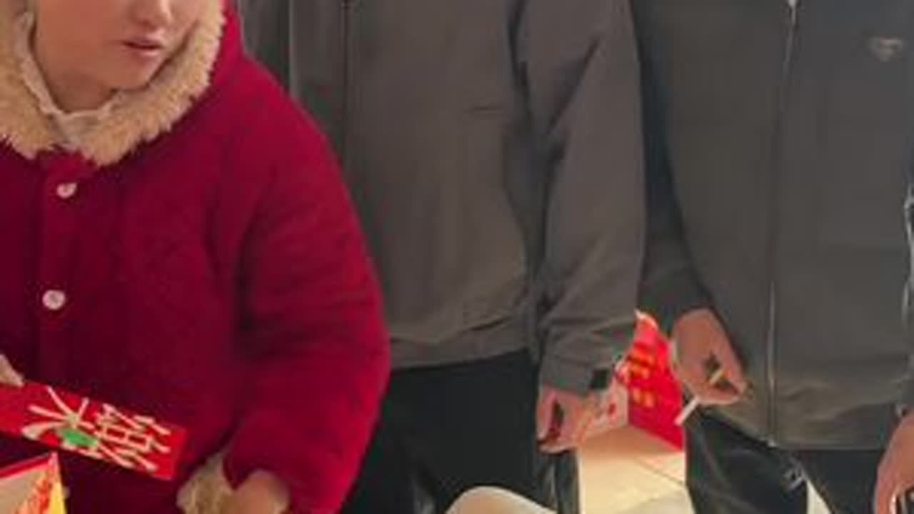 记得小时候拜年下雪都要走路去拜年，现在一天走几家亲戚，还是怀恋小时候那种，现在的年味变淡了许多。#我的乡村生活 #记录真实生活 #农村生活 #家庭日常 #平平淡淡小日子