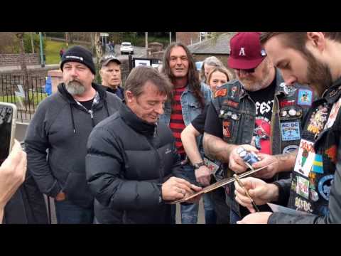 Video: Phil Rudd nettoverdi: Wiki, gift, familie, bryllup, lønn, søsken