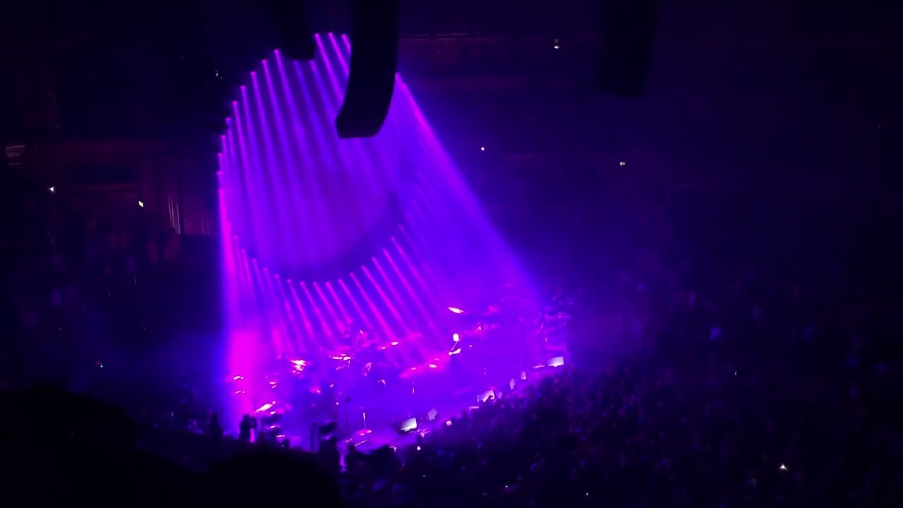 David Gilmour - Comfortably Numb. Apr 24 2016. London Royal Albert Hall