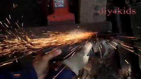 diy4kids - Cắt thanh thép nhíp xe hơi để làm dao