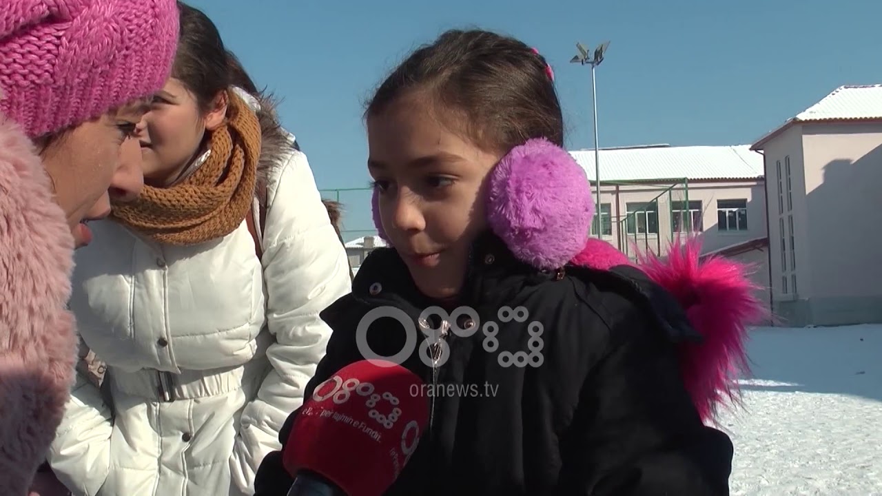 Ora News – Nxënësit me xhup në shkollë dhe sërish kanë ftohtë