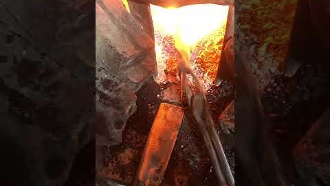 Tôi dao rèn từ  vòng bi tôi than củi nghiến đậm chất thủ công 