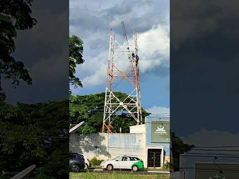 Antena da TV Evangelizar sendo desmontada no alto da Zona 5(1)