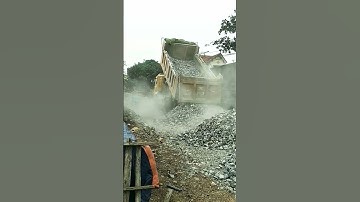 Đổ đá làm đường. z57