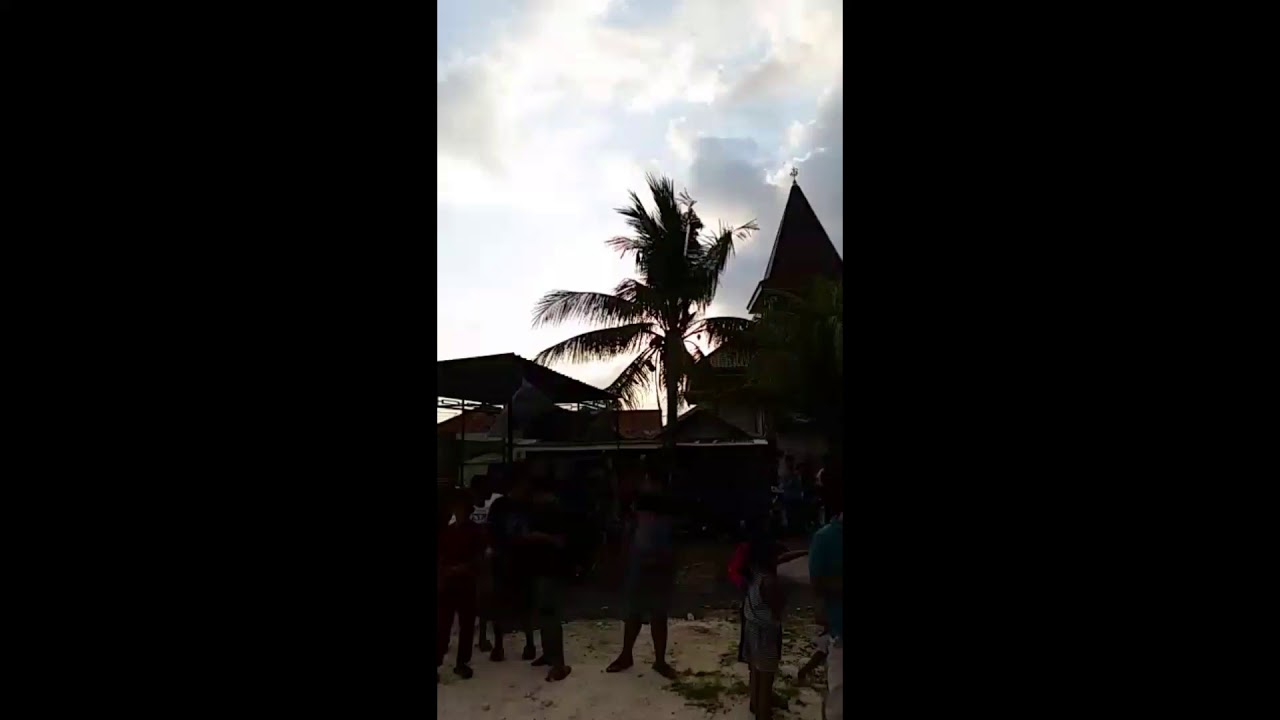 Mercon renteng di perayaan Idul Fitri - Bangkalan, Madura - YouTube
