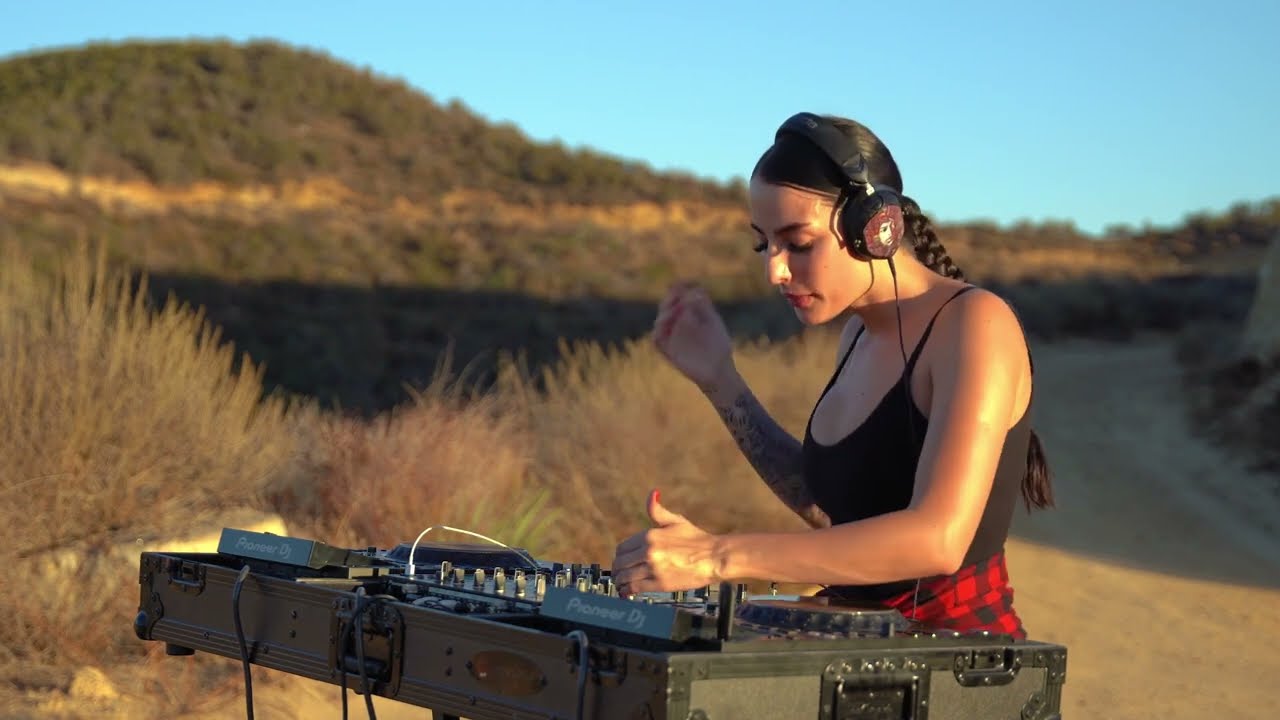 Ursarix - Don't Look Behind You (Played by DeepMe @ Angeles National Forest) [JOOF Aura]