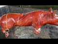 Proses pomotongan daging babi guling
