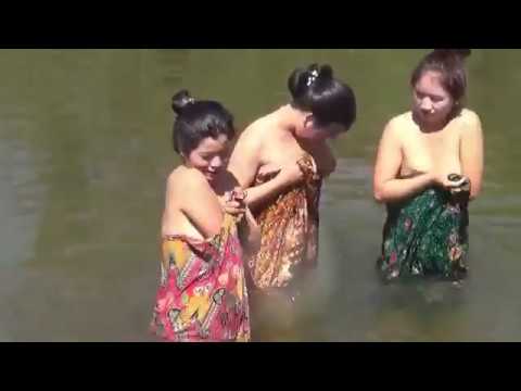 Pretty girls bathing at the river nkauj hmoob da dej