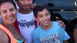 Manny Pacquiao signs autograph for LORI and other fans.....in Vegas