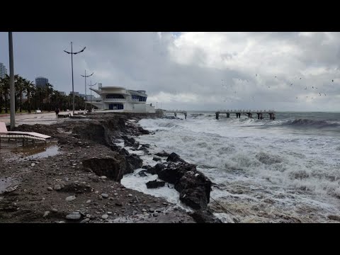 შტორი ბათუმის სანაპიროზე - ტალღებმა პრომინადის ნაწილი წაიღო