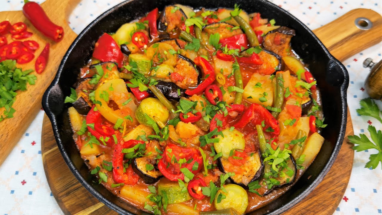 Ghiveci, mancare sau tocana de legume, aromata si gustoasa. Cu vinete si dovlecei.