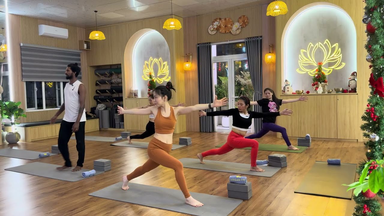 Прогибы назад и скручивания в йоге | Йога для среднего и продвинутого уровня | Мастер Вимал | Вье...