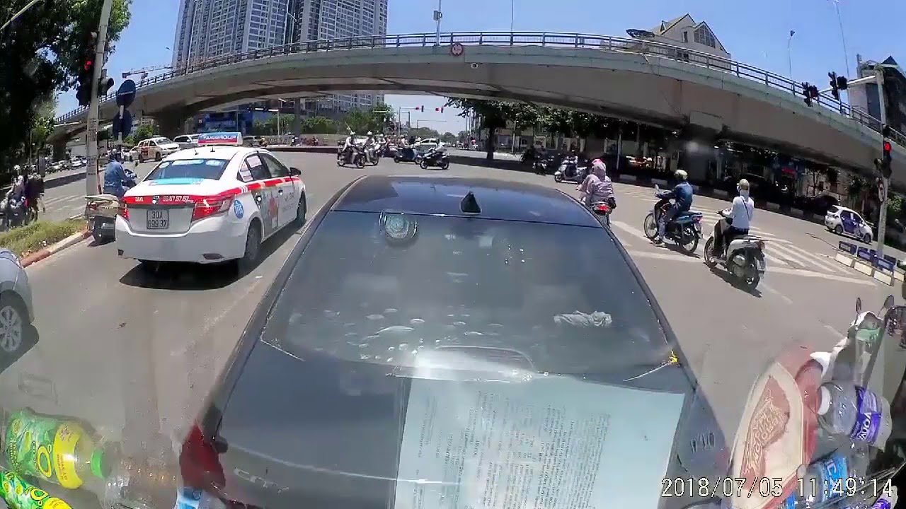 dừng xe không kéo phanh tay xe trôi, Đào Văn Huấn xuống đánh vỡ mồm bác tài phía sau.