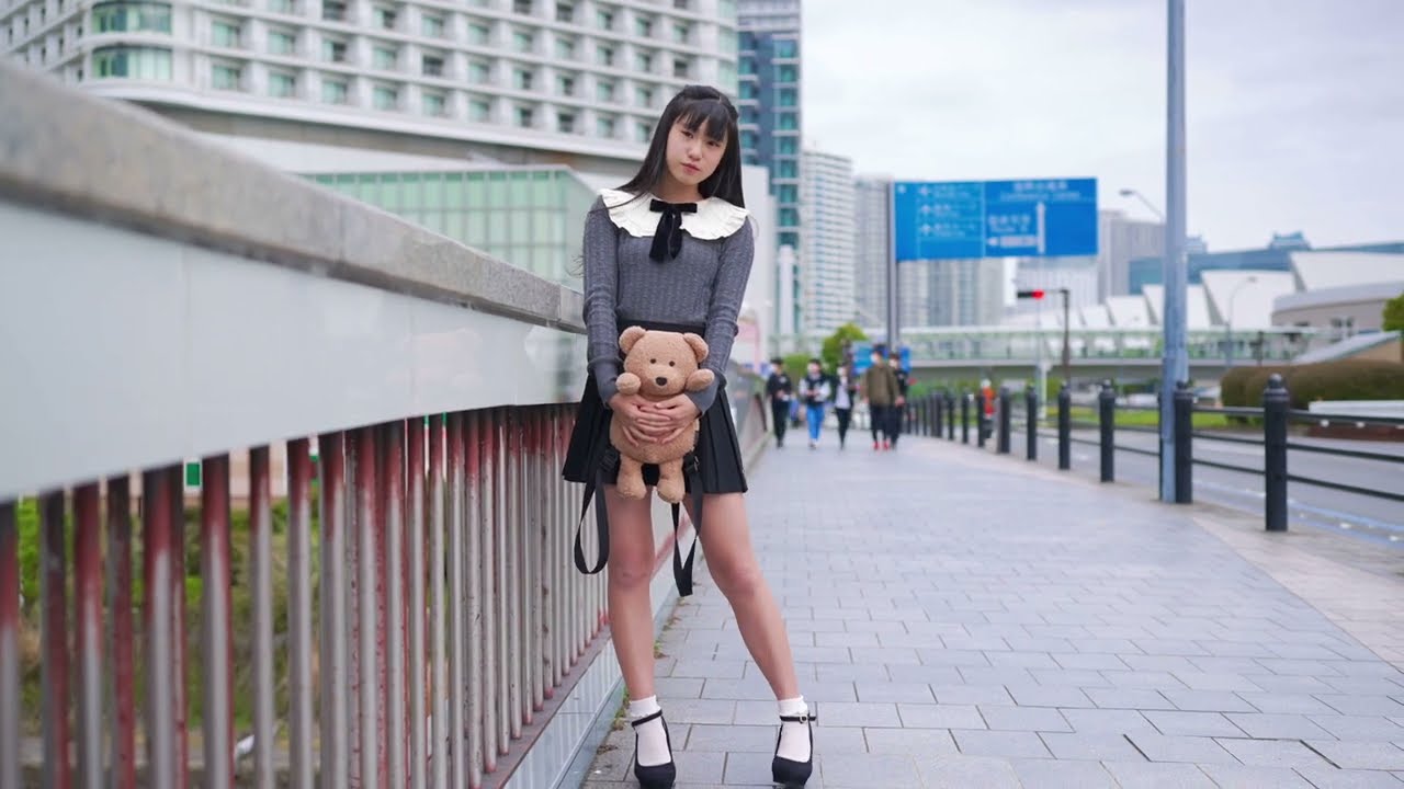 横浜みなとみらい、ストリートでモデル撮影の様子です。モデルはMIO