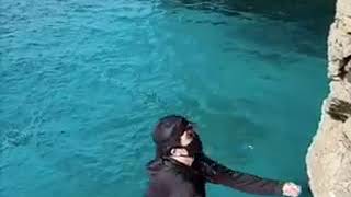 Un requin mange un humain No fake!!!