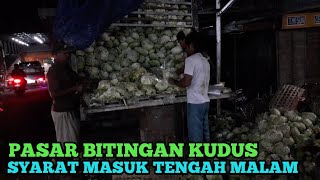 Truk bongkar muatan sayur di pasar bitingan kudus