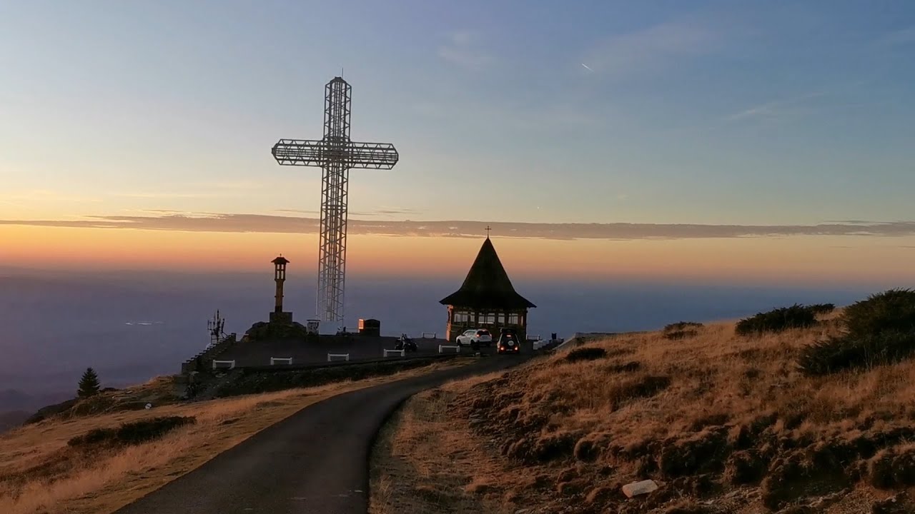 Aventura de toamnă în Munții Țarcu –Drumeție, apus și ceaun de mistreț.