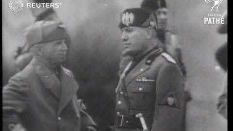 De koning van Italië en Mussolini tijdens de training van het Italiaanse leger (1935)