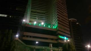 جولة ليلة في شارع العزيزية مكة المكرمة وعرض أشهر سلسة مطاعم واكبر فنادق في مكة_المكرمة