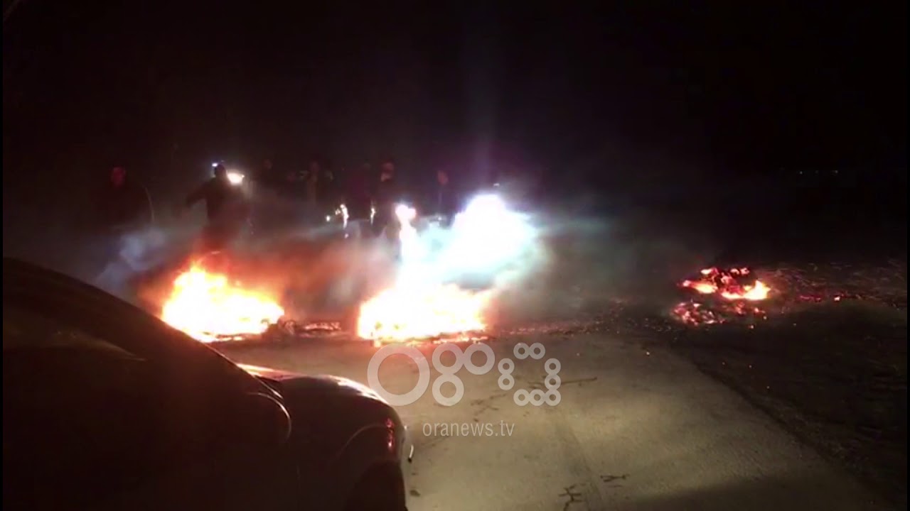 Ora News – Digjen goma në rrugë, bllokohet për 30 min aksi Peshkopi-Bulqizë