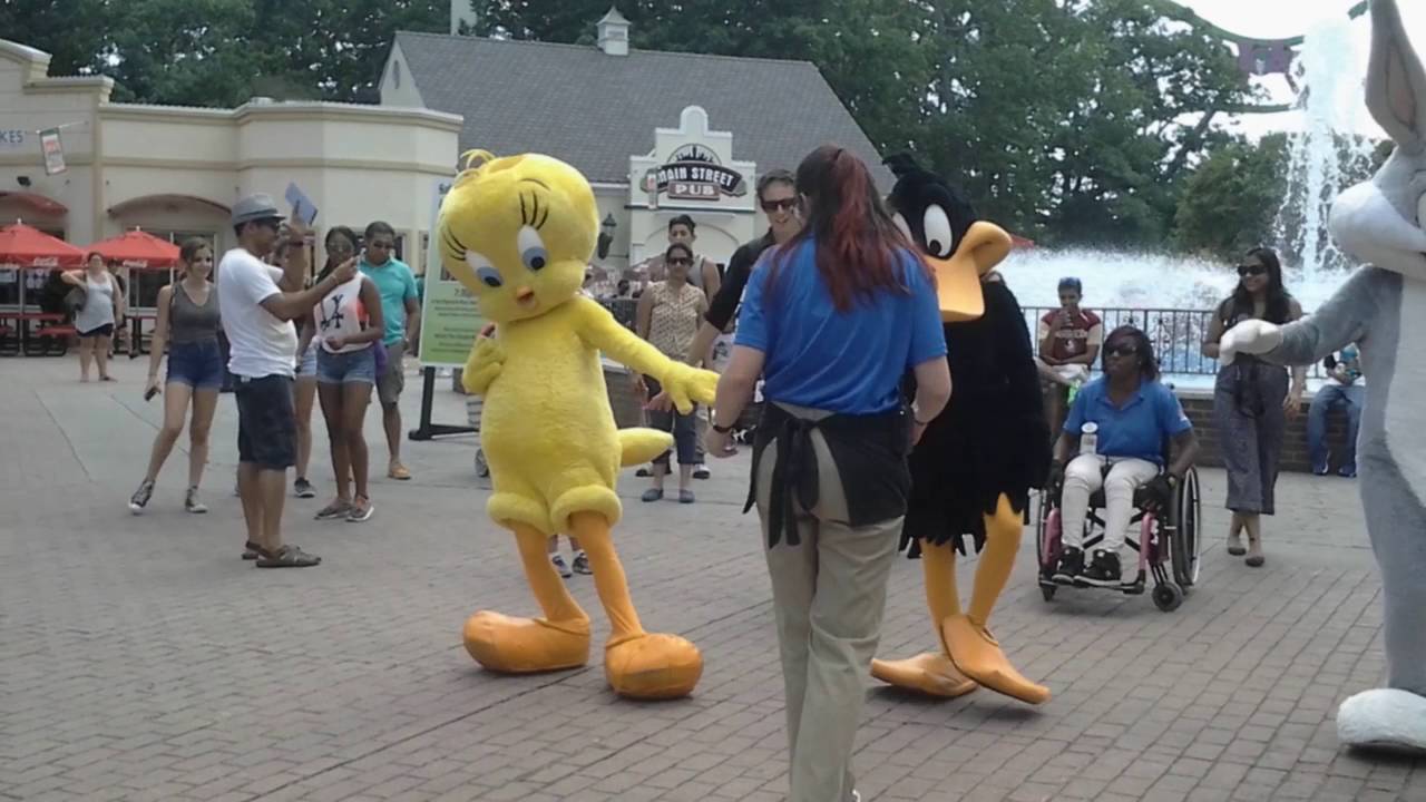 six flags great adventure characters dancing 1 2 youtube six flags characters