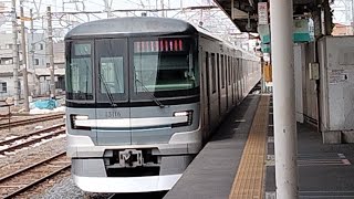 東京メトロ13000系13116編成が回送列車として春日部駅1番線を通過するシーン(回23S)2024/04/21