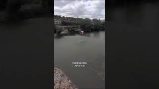 Helicóptero apaga incendios en Puente La Reina, Navarra