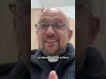 El sacerdote que regala al Papa la señal de 'León 14': "Sácame una foto, que es muy simpático"