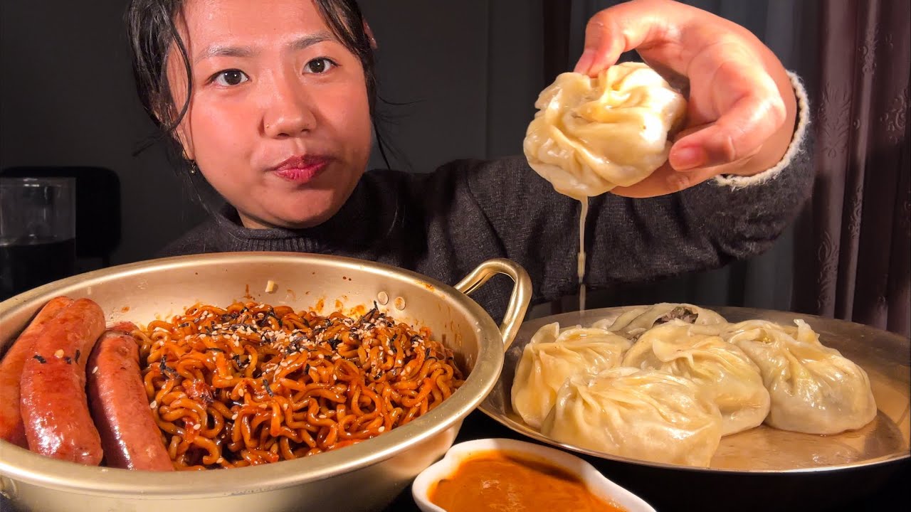 Big Juicy MOMO 🥟and Buldak spicy 🌶️🍝Ramen noodles😋😱