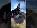 Camión da vuelta prohibida y provoca fuerte accidente con motociclista 🚨
