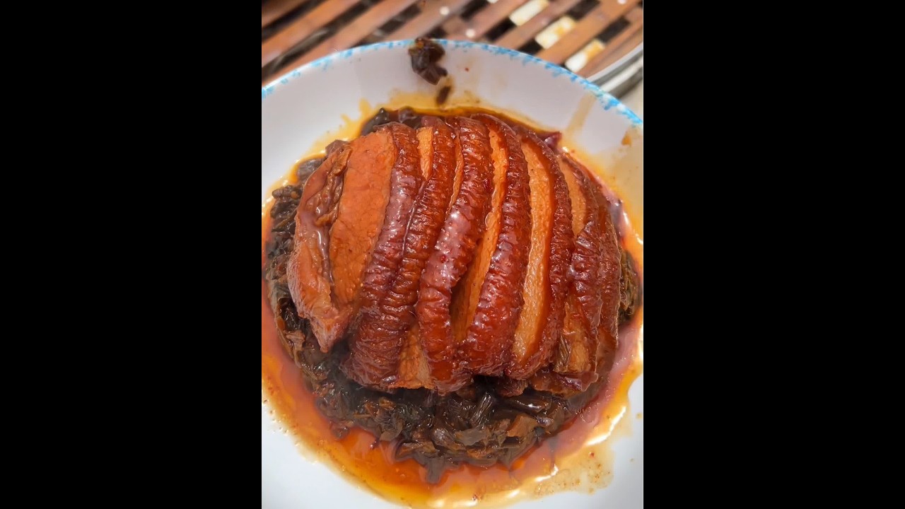 这道菜小时候吃大席才有，今天我做给我们工人吃#记录食堂大锅饭日常生活 #梅菜扣肉 #刘子姐