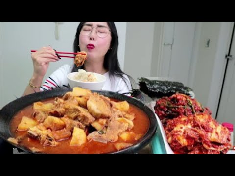 간만에 돼지갈비찜 해봤어요~ 갈비는 언제 먹어도 맛있어요~ with 맛있는 파김치과 배추김치 없으면 섭해요~(구운김도 같이~)