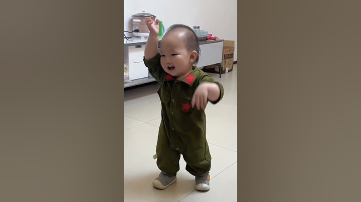 小孩子能有什么烦恼，饿了有人喂困了有人哄睡😒前一秒还在闹人，这会儿一放音乐立马跳开了😆#小孩子能有什么烦恼 #萌娃跳舞#跟着节奏嗨起来