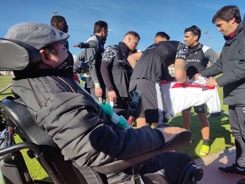 Los jugadores del Rayo Vallecano reciben a Esteban Ferre antes de la final del certamen de recortes