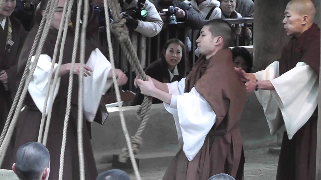 Gong fail Chion-in Temple, Kyoto, Japan