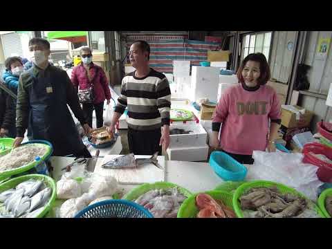 最後的虱目魚頭阿源直接送給現場客人吃，祝大家新年快樂 台中大雅市場 海鮮叫賣哥阿源 Taiwan seafood auction