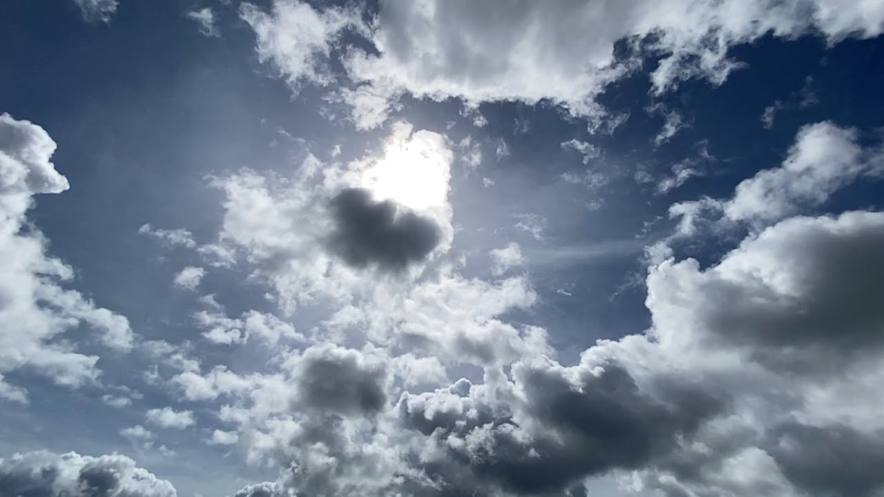 The sun appeared from behind the clouds.With thunderstorms. 太陽が雲の影からあらわれた　雷雨とともに