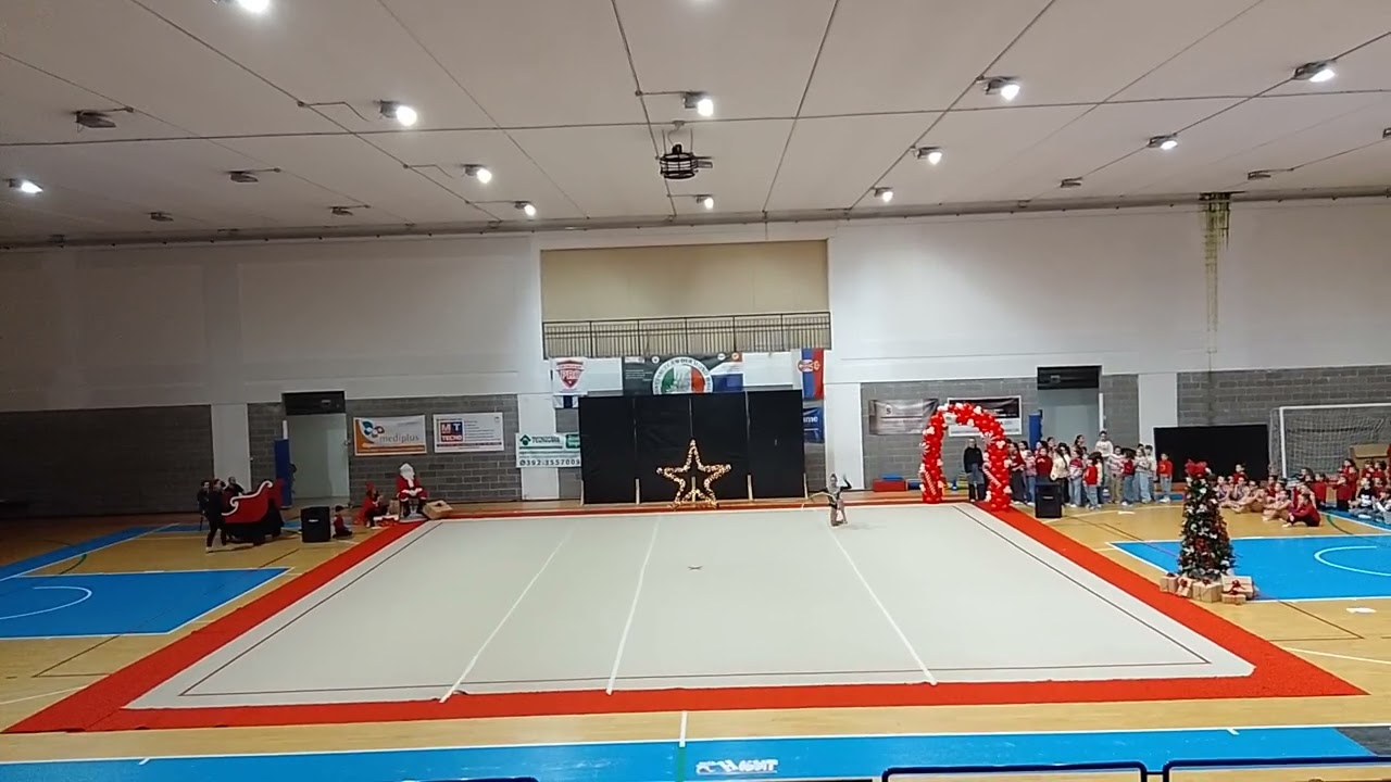 Alessia Ciapanna esibizione Natale 2025 cerchio