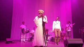 Banjela and Singing Sandra performs T'is we season (Freedom) Live.
