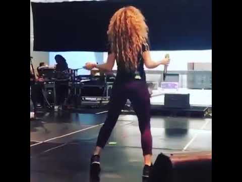 Shakira Provada Göbek Atıyor