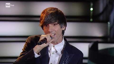 Bugo omaggia  Adriano Celentano con "Il ragazzo della via Gluck" - Una Storia da Cantare 15/02/2020