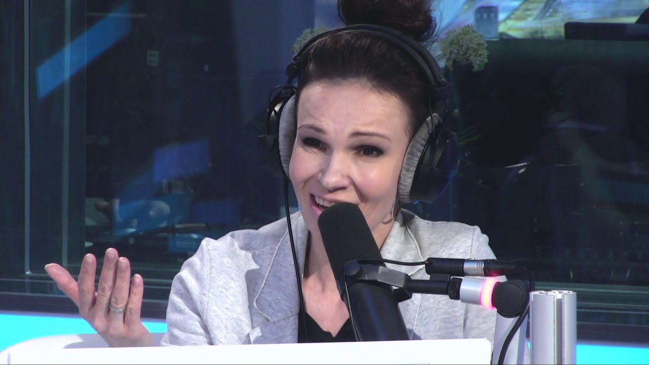 железнодорожный переезд. картонные коробки с вещами. ютуб переезды. переезд человека автомобилем. грузчики грузовик.