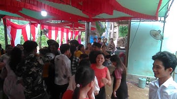 Uống rượu say, nhảy cực sung sau đám cưới người miên núi Hrê(Công an lão).