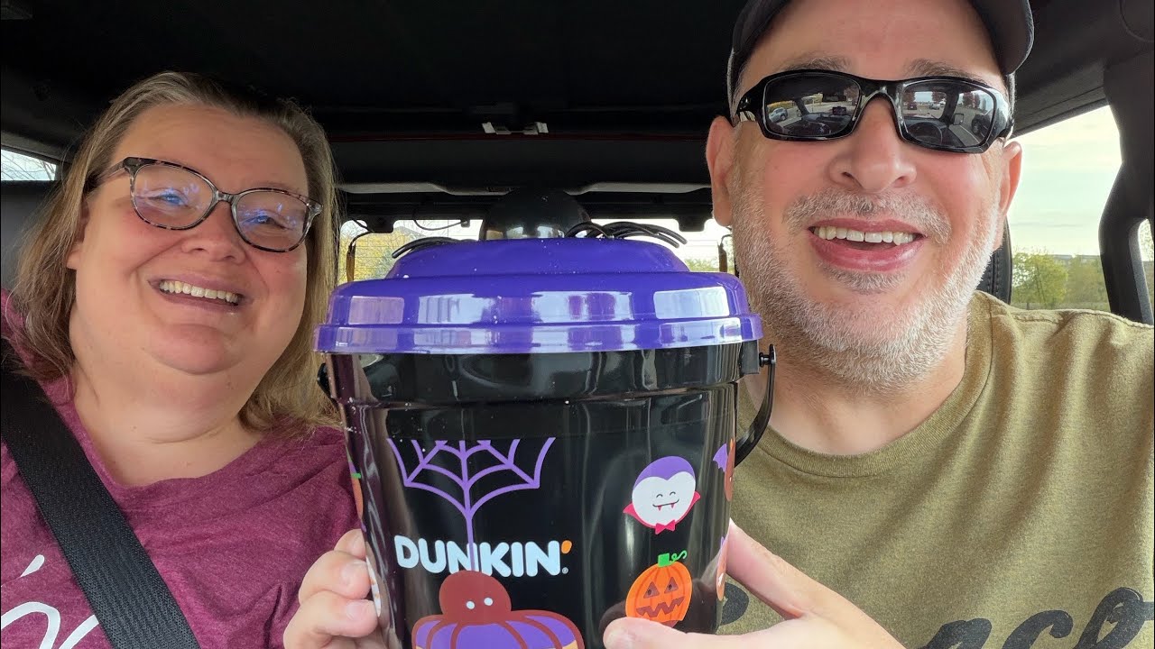 Trying the Dunkin Donuts 🍩 Halloween Munchkins Bucket! 🎃👻🍁