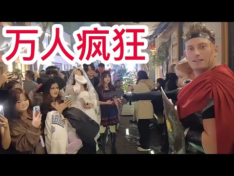 عشرات الآلاف يصابون بالجنون بسبب المحارب الأمريكي الوسيم في شيآن