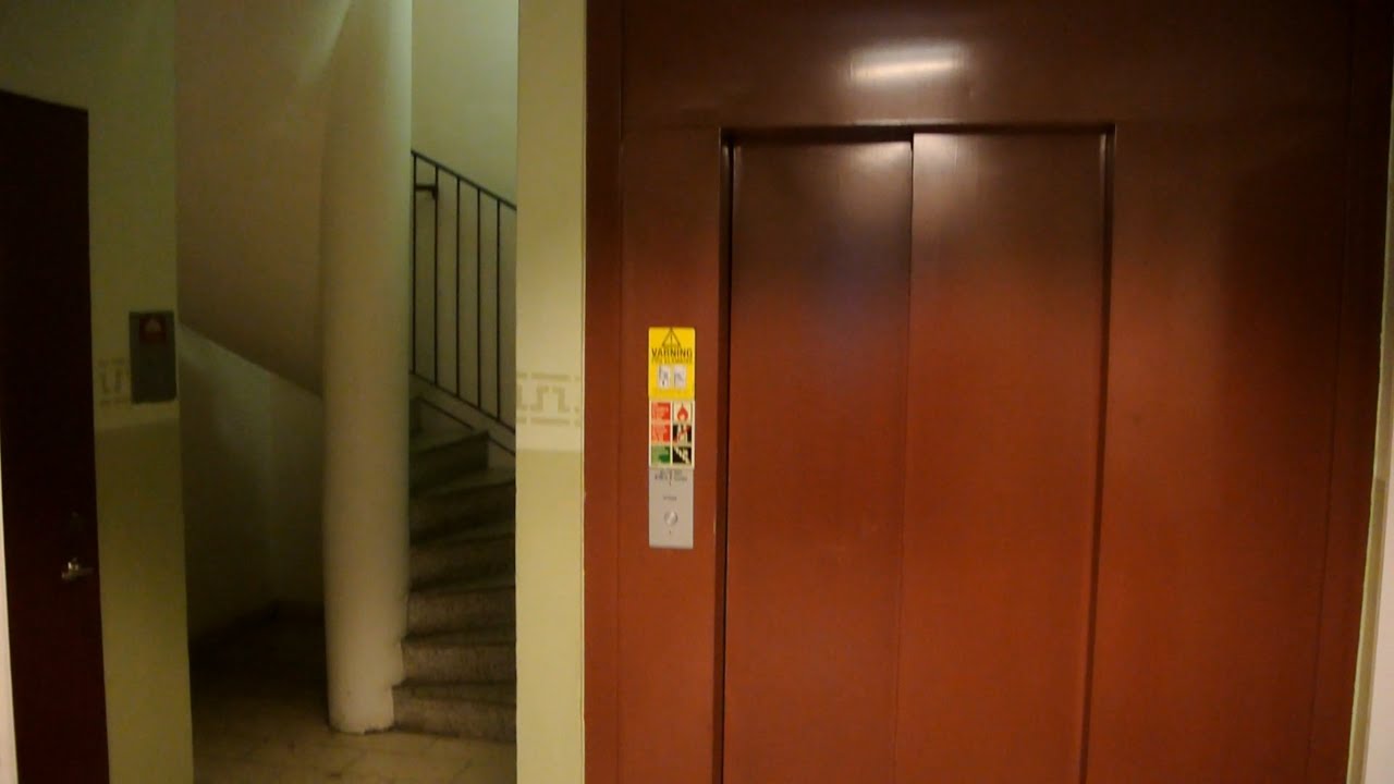 Special 1980s KONE hydraulic elevator with different doors @ Brogatan 1, Bollnäs, Sweden