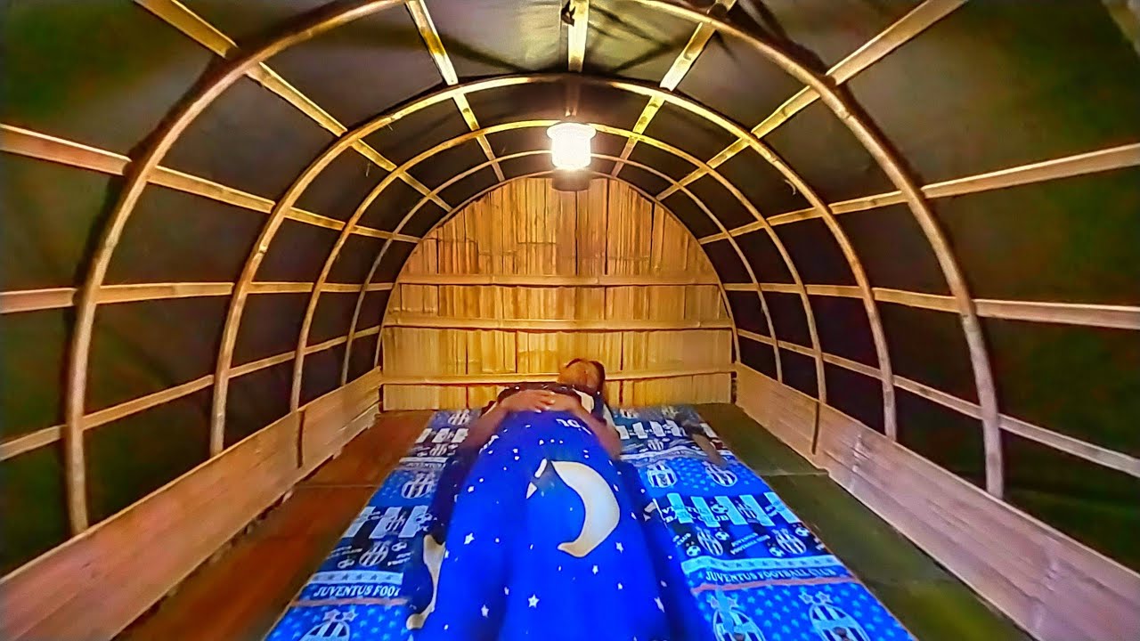 CAMPING HUJAN DERAS || MEMBUAT SHELTER BAMBU DUA LANTAI DI DALAM HUTAN KALIMANTAN 