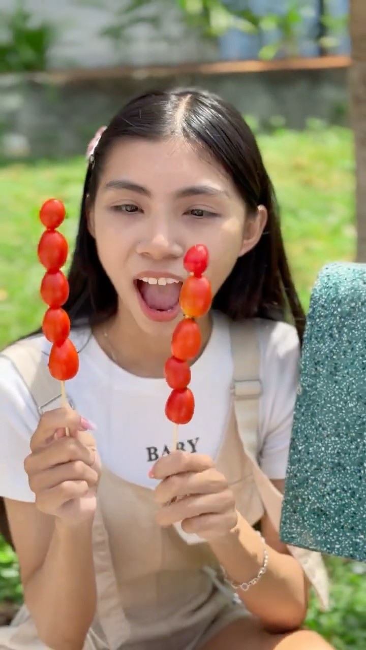 LNS - Cháu gái ăn cắp cà chua về cho bà ngoại || Little girl steals tomatoes #shorts
